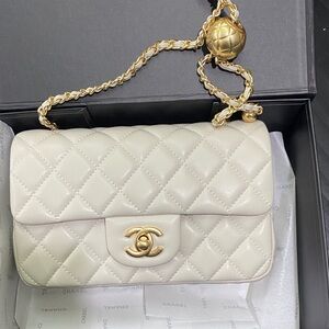 Chanel Cream Quilted Shoulder Bag with Gold Chain
